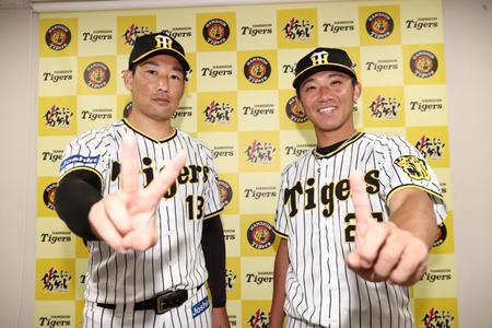 　会見後、ポーズを決める岩崎（左）と伊藤将はポーズを決める