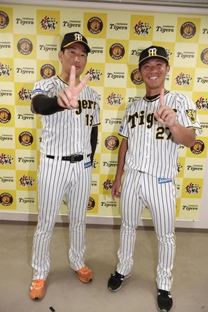 　会見後、ポーズを決める岩崎（左）と伊藤将はポーズを決める（撮影・田中太一）