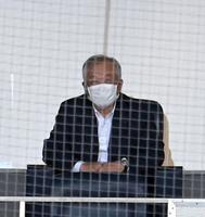 　試合を観戦する阪神・藤原崇起オーナー＝甲子園（撮影・山口登）