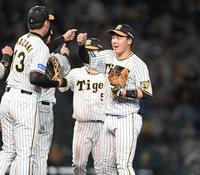 　５割復帰となり、最後を締めた岩崎（左）と勝利のタッチを交わす大山（撮影・田中太一）