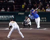 　７回、細川を空振り三振に打ち取る浜地