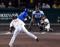 　７回、戸柱を見逃し三振に仕留める浜地