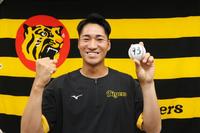 　支配下契約となり会見を行った岩田は背番号が書かれたボールを手に笑顔（代表撮影）