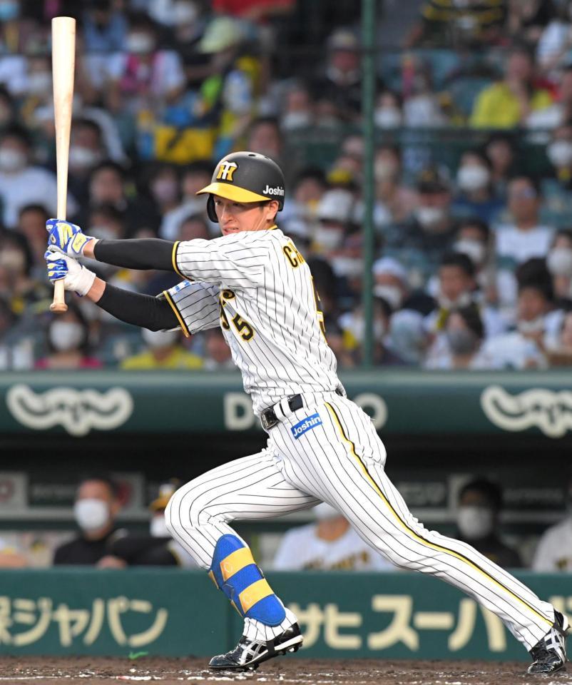 　４回、内野安打を放つ近本（撮影・北村雅宏）