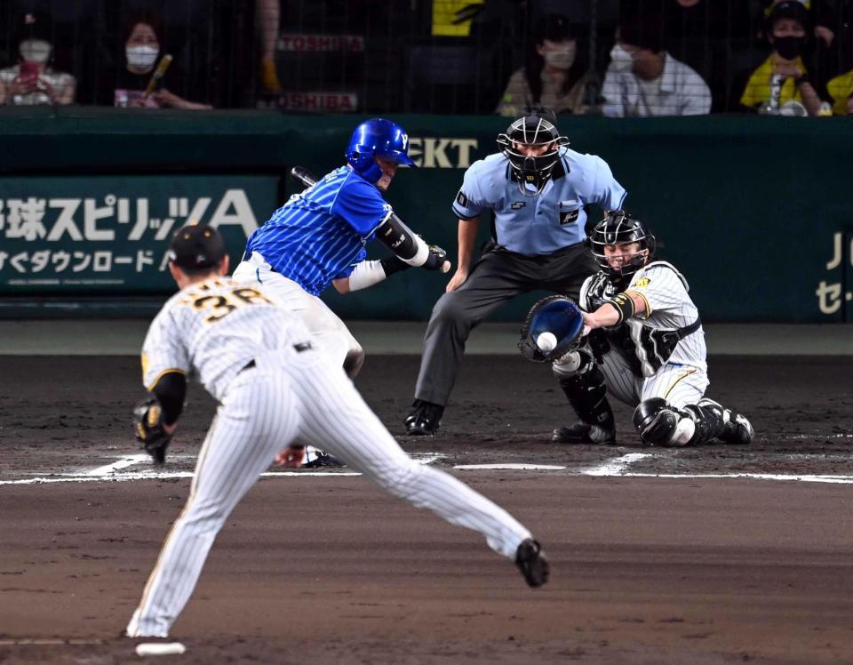 　７回、戸柱を見逃し三振に仕留める浜地