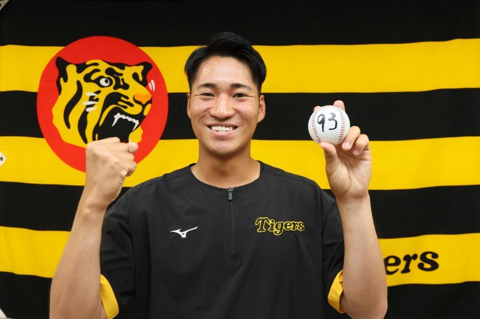 　支配下契約となり会見を行った岩田は背番号が書かれたボールを手に笑顔（代表撮影）