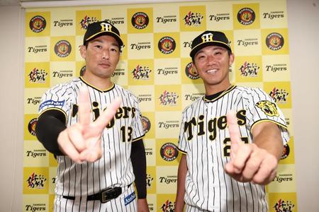 　補充選手として球宴出場が決まった岩崎（左）と伊藤将（代表撮影）