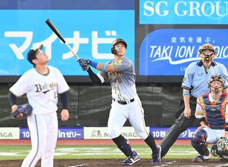 　昨年の球宴で宮城（手前）から本塁打を放った佐藤輝