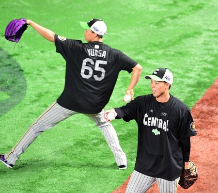 　キャッチボールをする阪神・青柳（左は湯浅）＝撮影・山口登