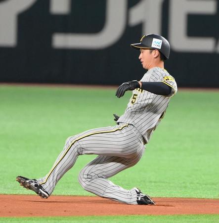 　１回、二盗を決める阪神・近本（撮影・堀内翔）