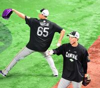 　キャッチボールをする阪神・青柳（左は湯浅）＝撮影・山口登