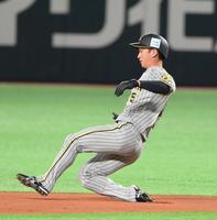 　１回、二盗を決める阪神・近本（撮影・堀内翔）