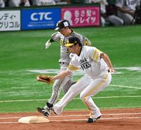 １回、近本は内野安打で出塁する（ベースカバーは大関）＝撮影・山口登