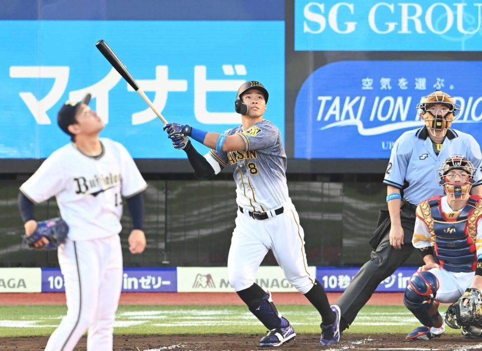 　昨年の球宴で宮城（手前）から本塁打を放った佐藤輝