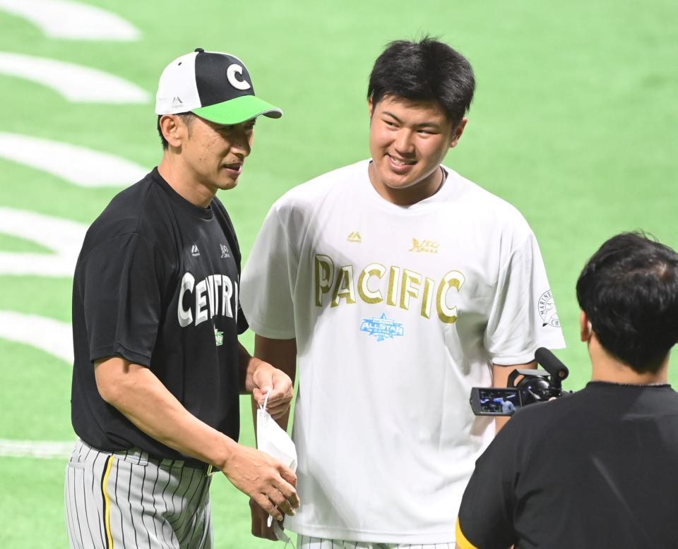 　松川（右）と話をする矢野監督（撮影・田中太一）