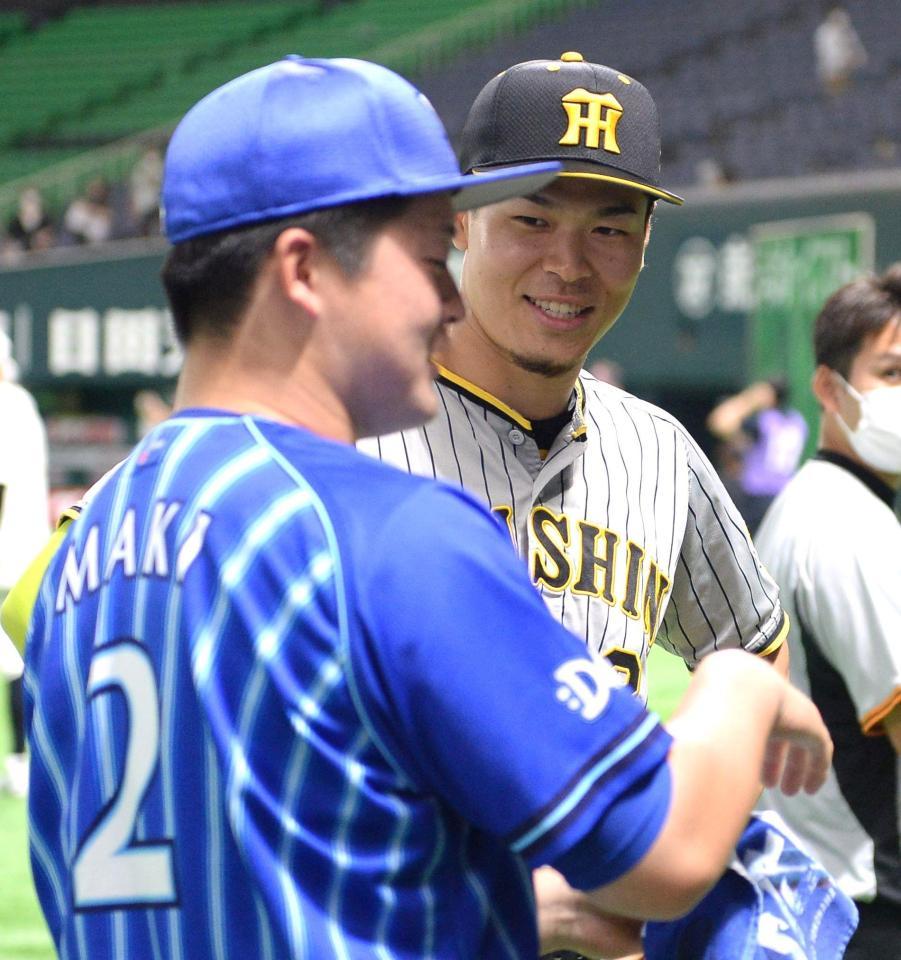 　試合前にＤｅＮＡ・牧（手前）と談笑する阪神・佐藤輝（撮影・堀内翔）