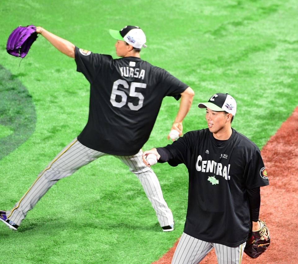 　キャッチボールをする阪神・青柳（左は湯浅）＝撮影・山口登