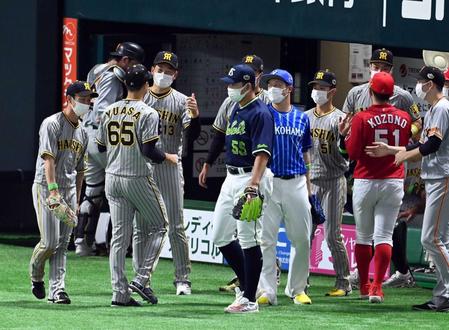 　７回、湯浅は無失点に抑えナインに迎えられる