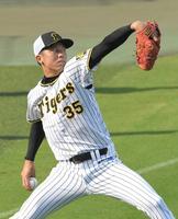 　入念にキャッチボールをする才木（撮影・北村雅宏）