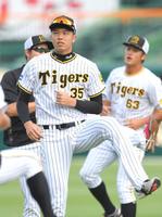 　ウオーミングアップする才木（撮影・北村雅宏）