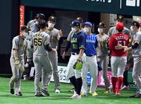 　７回、湯浅は無失点に抑えナインに迎えられる