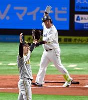 　２回、阪神・青柳は西武・山川にソロを許す（撮影・山口登）