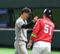 　１回を投げ終えて広島・小園（右）に迎えられる阪神・青柳（撮影・堀内翔）