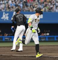 　１回、ロッテ・佐々木朗（後方左）から犠飛を放つ阪神・佐藤輝（撮影・堀内翔）