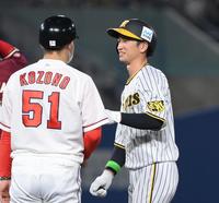 　７回、内野安打を放ち笑顔を見せる阪神・近本（撮影・堀内翔）