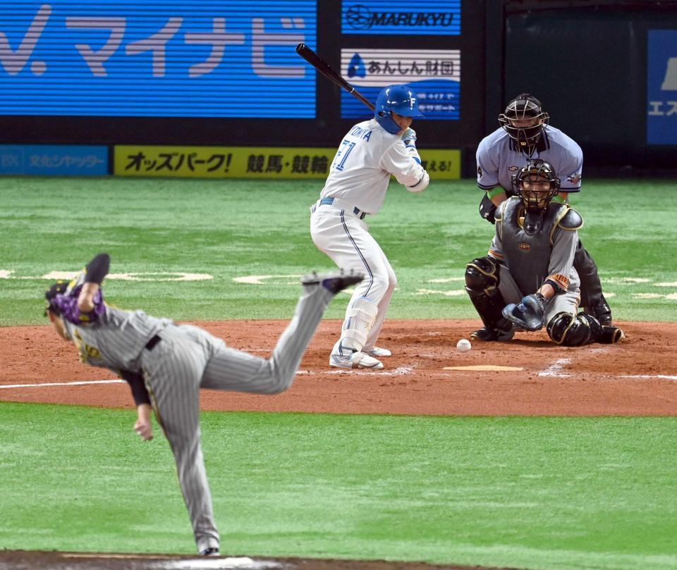 　７回、清宮に四球を与える湯浅（撮影・山口登）