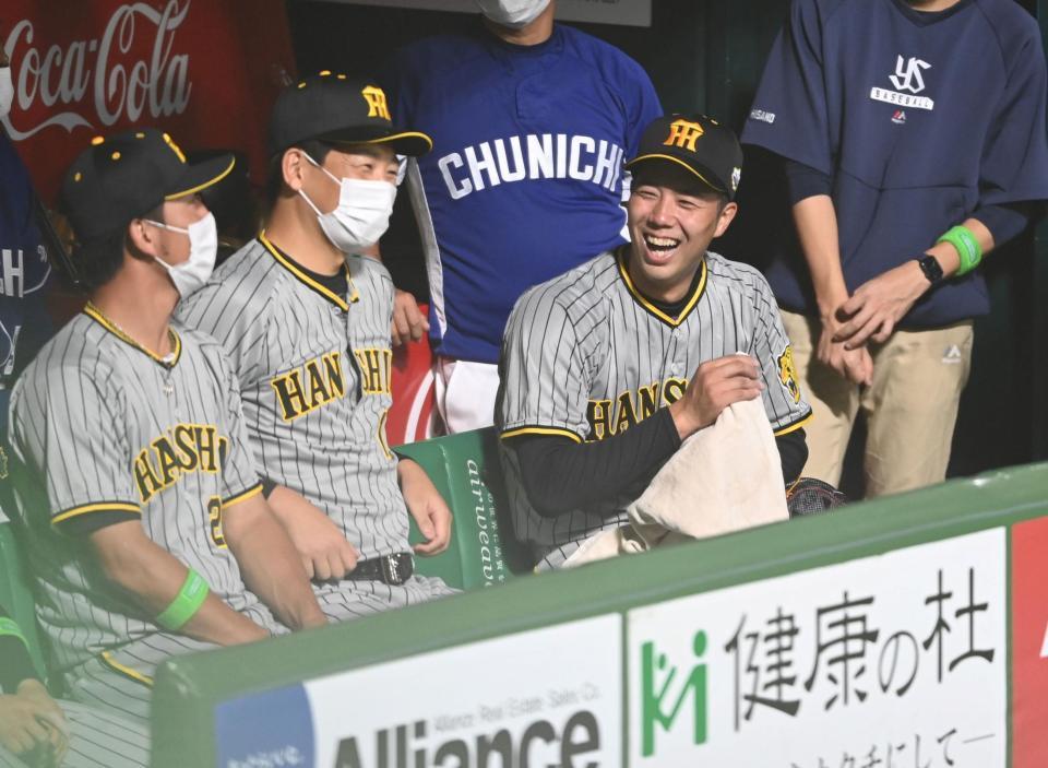 　２回を投げ終わった阪神・青柳（右）はベンチで岩崎らと笑顔を見せる（撮影・田中太一）