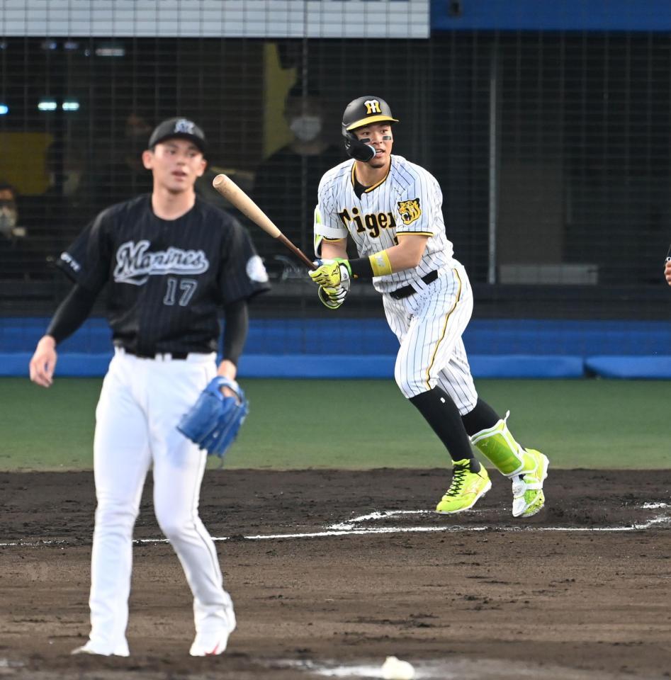 　１回、阪神・佐藤輝は先制の左犠飛を放つ（撮影・山口登）