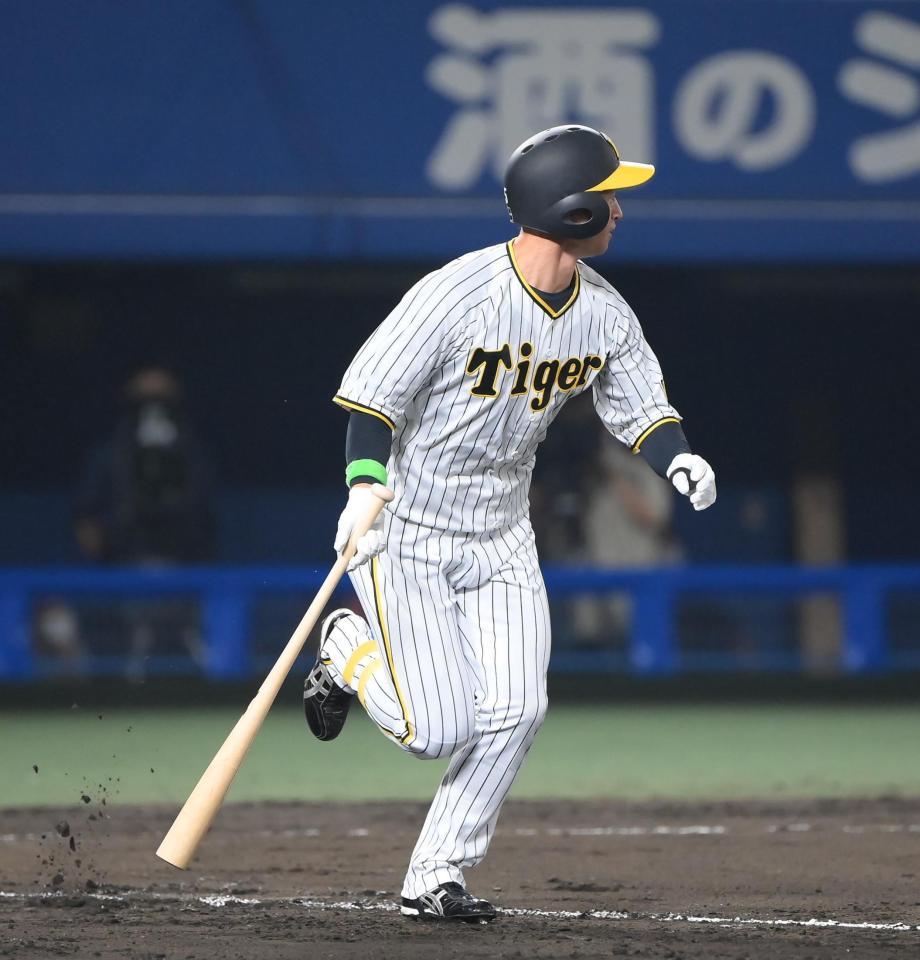 　７回、内野安打を放ち一塁に向かう阪神・近本（撮影・堀内翔）