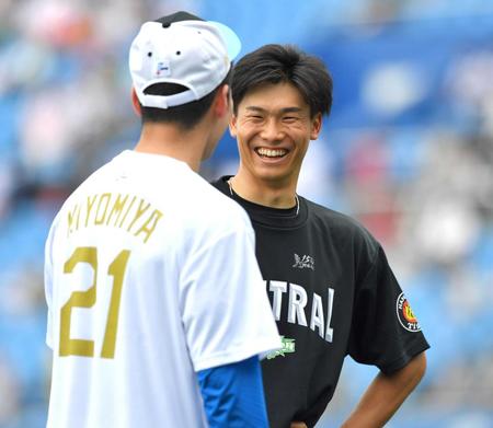 　試合前に清宮（手前）と談笑する湯浅（撮影・伊藤笙子）
