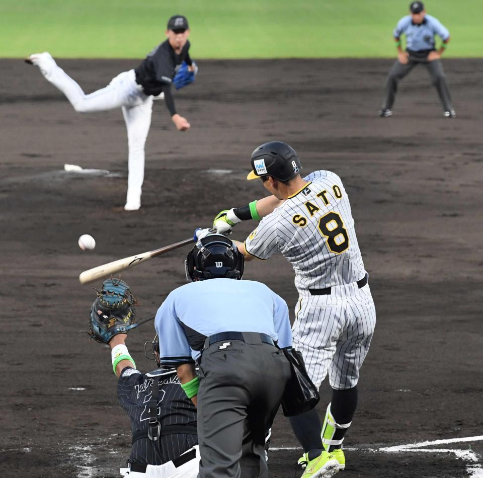 　１回、佐々木朗から先制犠飛を放つ佐藤輝