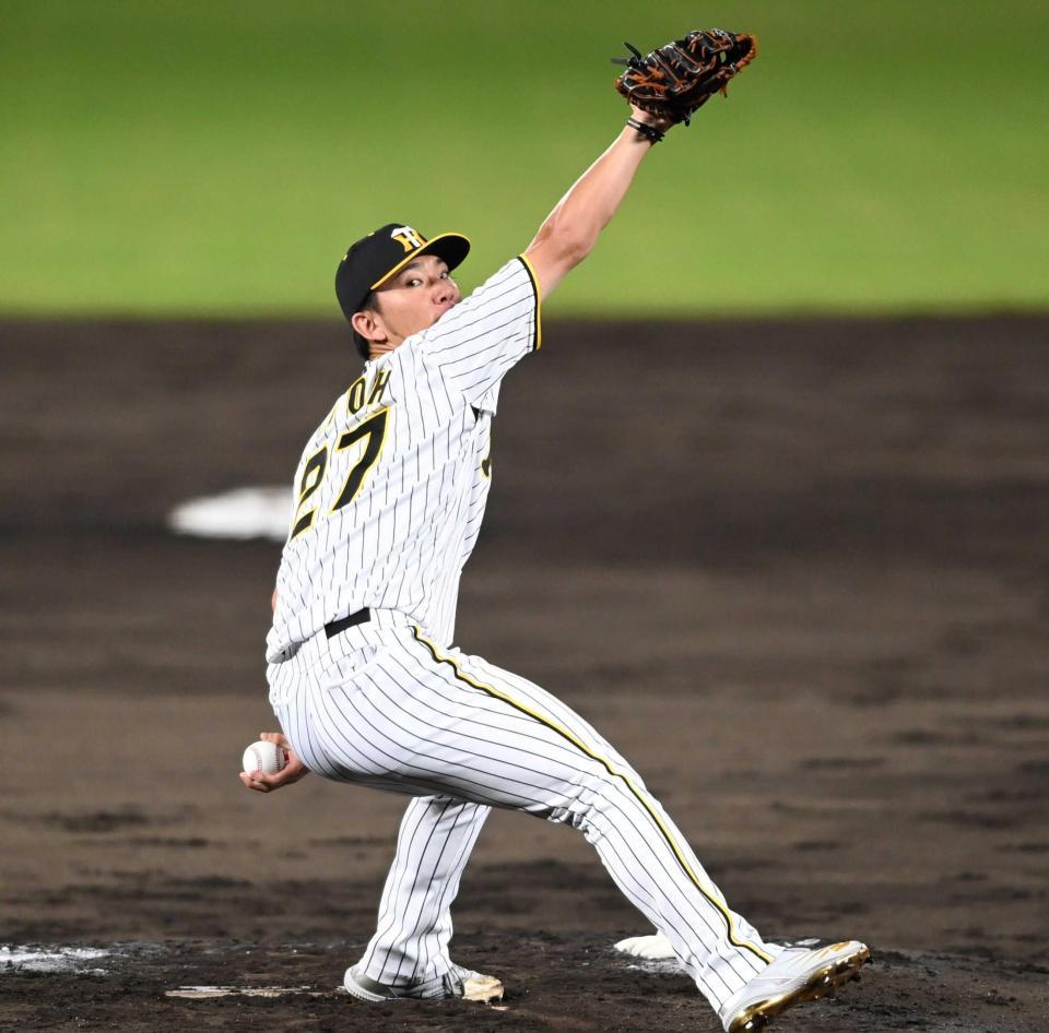 　５回を三者凡退に抑えた伊藤将（中央）＝撮影・堀内翔