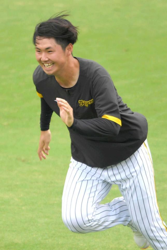 　５０試合登板目指し猛ダッシュ！練習で汗を流す浜地（撮影・北村雅宏）