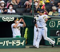 　１回、矢野監督は生還した中野を迎える（撮影・山口登）