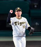 　４回、西勇は中村を打ち取りガッツポーズを見せる（撮影・山口登）