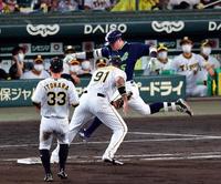 　４回、村上は投ゴロで、ロドリゲスがベースを踏まずセーフになる（撮影・山口登）