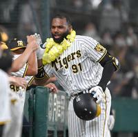 　４回、１号ソロを放ち、ナインとタッチを交わすロドリゲス（撮影・飯室逸平）