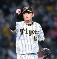 　４回、ピンチをしのぎガッツポーズする西勇（撮影・飯室逸平）