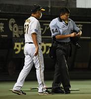 　選手交代を告げる野村２軍バッテリーコーチ（左）（撮影・石井剣太郎）