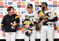 　お立ち台で笑顔の（左から）西勇、大山、ロドリゲス（撮影・飯室逸平）