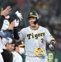 　８回、２１号ソロを放ち、笑顔で生還する大山（撮影・飯室逸平）