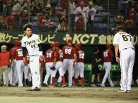 　試合終了後に観客にあいさつする中川（左）と野村２軍バッテリーコーチ（撮影・石井剣太郎）