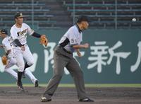 　４回、末包の打球を好捕し、飛び上がりながら送球する片山（左）＝撮影・石井剣太郎