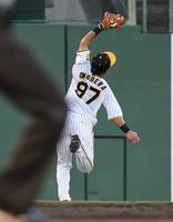 　３回、宇草の打球を好捕する小野寺（撮影・石井剣太郎）