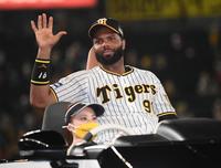 　リリーフカーから手を振るロドリゲス（撮影・田中太一）