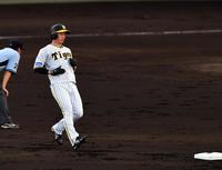 　１回、近本は盗塁を決める（撮影・山口登）